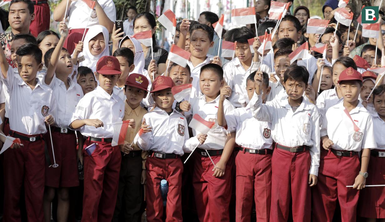 Sejumlah siswa memeriahkan kirab obor Asian Games 2018 di Pagelaran Keraton Yogyakarta, Kamis (19/7/2018). Total jarak kirab Obor di Yogya ini sepanjang 11,5 kilometer. (Bola.com/M Iqbal Ichsan)