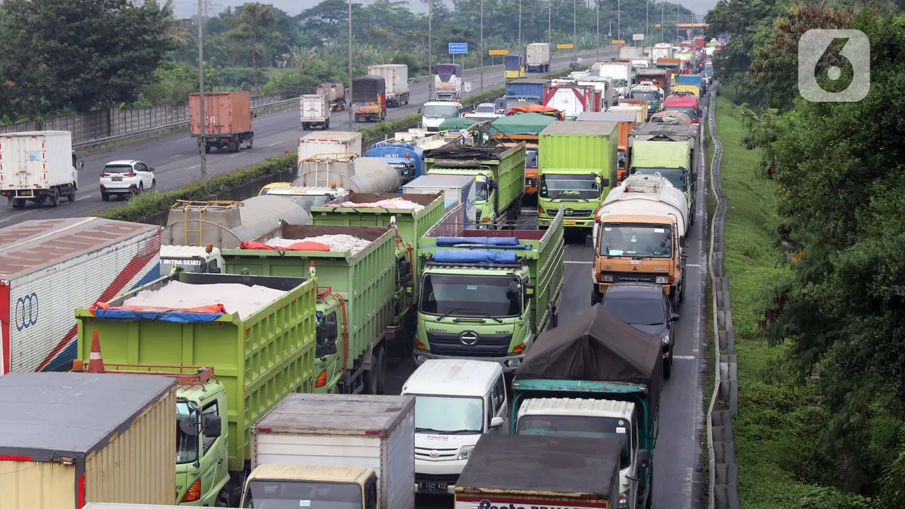 FOTO: Larangan Mudik Berlaku, Gerbang Tol Cikupa Macet Panjang