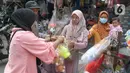 Libur Lebaran 2025 dimanfaatkan sejumlah warga untuk berburu mainan anak di Pasar Gembrong, Jakarta. (Liputan6.com/Herman Zakharia)