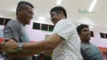 Pelatih Semen Padang, Nilmaizar (tengah)  bersalaman dengan Elly Idris (kanan) dan legenda sepak bola  lainya pada ajang  Irman Gusman Cup di Padang, Sabtu (12/3/2016). (Bola.com/Nicklas Hanoatubun)