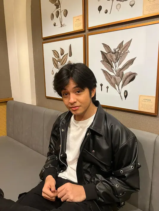 Angga Yunanda mengenakan kaus polos berwarna putih yang memberikan kesan sederhana. Sedangkan celana dan jaket sengaja berwarna hitam senada dan memberikan kesan elegan.(Liputan6.com/IG/@anggayunandareal16).