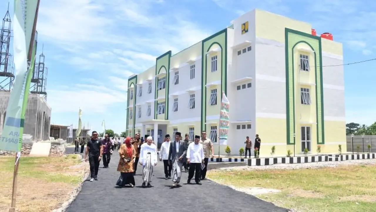 Presiden Joko Widodo (Jokowi) didampingi Menteri PUPR Basuki Hadimuljono meninjau Rusun Sewa Pondok Pesantren (Ponpes) An-Nawawi Tanara, Kabupaten Serang.