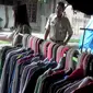 Pakaian bekas impor kini dilarang dijual di Indonesia. Karena diduga bisa membunuh industri garmen.