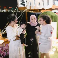 Lihat tampilan tiga generasi ibu-anak-cucu, Krisdayanti, Aurel Hermansyah, dan Ameena saat merayakan ulang tahun ke-24 Mamanur di atas kapal pinisi (Foto: Instagram @krisdayantilemos)