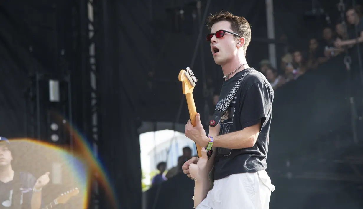 Dylan Minnette of Wallows tampil pada hari ketiga Festival Musik Lollapalooza di Grant Park, Chicago, Amerika Serikat, 30 Juli 2022. Hampir 100 ribu orang dari seluruh dunia datang ke Festival Musik Lollapalooza 2022 yang menjadi salah satu festival musik terbesar di Amerika Serikat. (Photo by Amy Harris/Invision/AP)