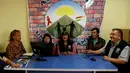 Pamela Valenzuela (tengah) berbagi cerita usai resmi mendapatkan KTP khusus , di La Paz, Kamis (8/9). Bolivia mengesahkan UU baru tentang warga transgender bisa mendapat kartu identitas dengan jenis kelamin sesuai asumsi mereka. (REUTERS/David Mercado)
