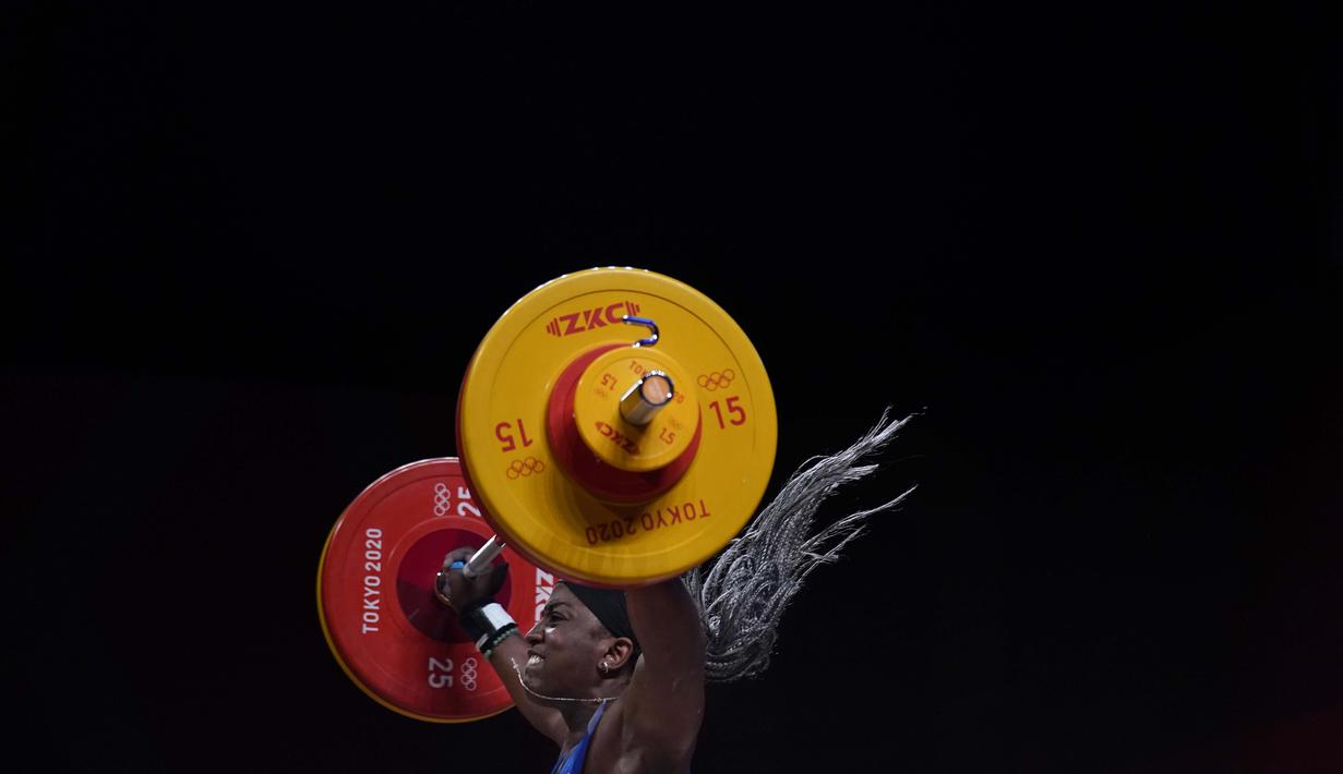 Gaelle Nayo Ketchanke dari Prancis bertanding dalam cabang angkat besi 87kg putri pada Olimpiade Tokyo 2020,  Senin (2/8/2021). (Foto: AP/Seth Wenig)