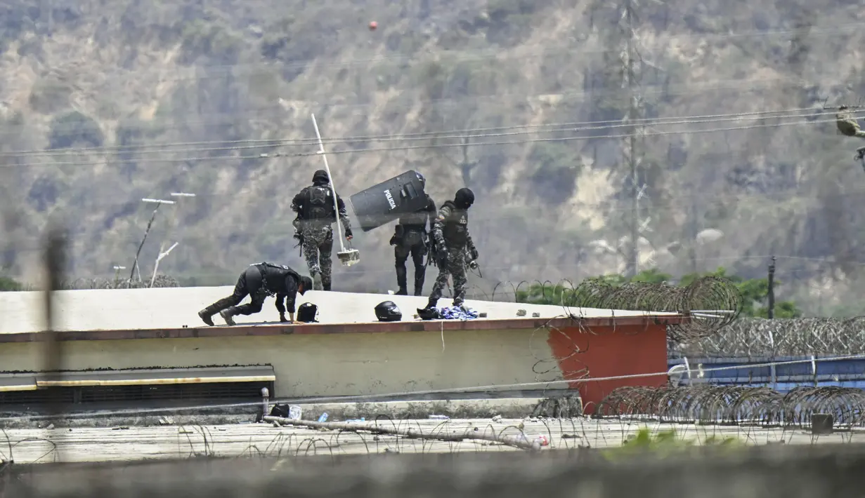 Anggota Tentara Ekuador berjaga-jaga di atap Lembaga Pemasyarakatan Litoral dalam menanggapi percobaan kerusuhan di Guayaquil, Ekuador (4/11/2022). Bentrokan mematikan selama berhari-hari di dalam penjara, yang dipicu oleh pemindahan ratusan narapidana. (AFP/Rodrigo Buendia)