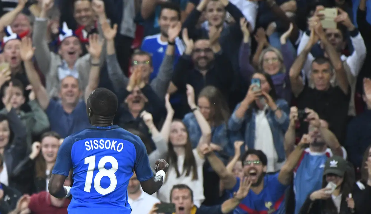 Gelandang Prancis,  Moussa Sissoko, melakukan selebrasi usai mencetak gol ke gawang Paraguay pada laga uji coba di Stadion Roazhon Park, Rennes (02/06/17). Prancis menang 5-0. (AFP/Damien Meyer)
