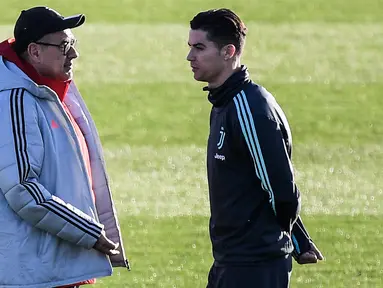 Pelatih Juventus Maurizio Sarri (kiri) berbicara dengan penyerang Cristiano Ronaldo selama sesi latihan di Continassa Training Ground di Turin (25/11/2019). Juventus akan bertanding melawan Atletico Madrid pada Grup D Liga Champions di Allianz Stadium. (AFP/Marco Bertorello)