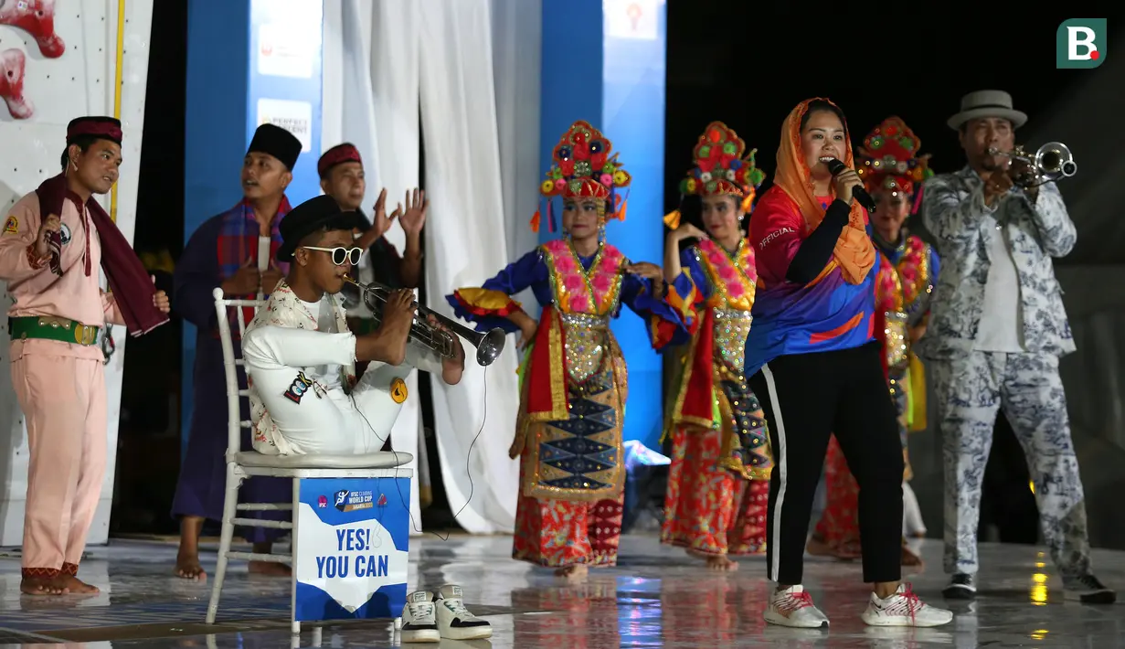 Penampilan Ketua Federasi Panjat Tebing Indonesia, Yenny Wahid saat pembukaan Kejuaraan Dunia Panjat Tebing IFSC 2023 seri Jakarta di Lot 6, Kompleks Stadion Utama Gelora Bung Karno, Jakarta, Indonesia, Sabtu (06/05/2023). (Bola.com/Bagaskara Lazuardi)