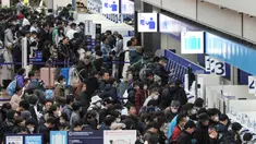 Wisatawan memadati area check-in di terminal 2 di Bandara Internasional Tokyo di Haneda pada tanggal 3 Januari 2024. (Foto oleh JIJI Press/AFP)/Japan OUT