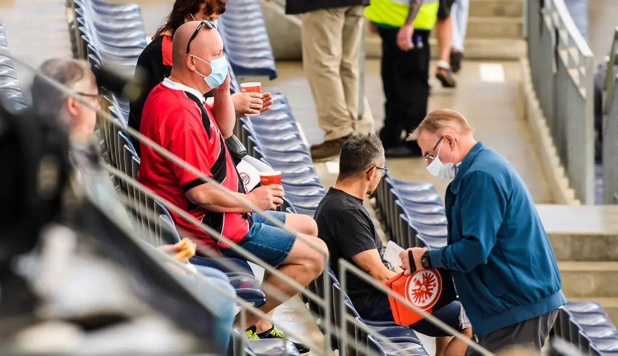 Para suporter terlihat di stadion Deutsche Bank Park sebelum pertandingan Bundesliga Jerman antara Eintracht Frankfurt melawan Arminia Bielefeld di Frankfurt, Jerman (19/9/2020). Sekitar 6.500 suporter diizinkan memasuki stadion untuk menonton. (Xinhua/Kevin Voigt)