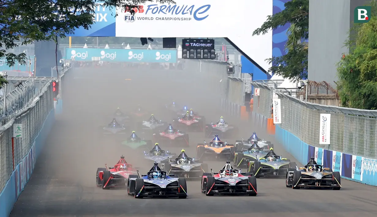 <p>Pembalap saat beraksi pada ajang Formula E 2023 di Jakarta International e-Prix Circuit, Sabtu (3/6/2023). Pascal Wehrlein menjadi yang tercepat setelah melahap 36 lap dengan catatan waktu 42 menit 21,995 detik. (Bola.com/M Iqbal Ichsan)</p>