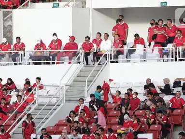 Presiden Joko Widodo (tengah-baju putih) menyaksikan laga timnas Indonesia melawan Vietnam pada semifinal leg pertama Piala AFF 2022 di Stadion Utama Gelora Bung Karno, Jakarta, Jumat (6/1/2023). Laga berlangsung ketat, kedua tim saling adu serang. Laga berakhir imbang 0-0. (Liputan6.com/Helmi Fithriansyah)