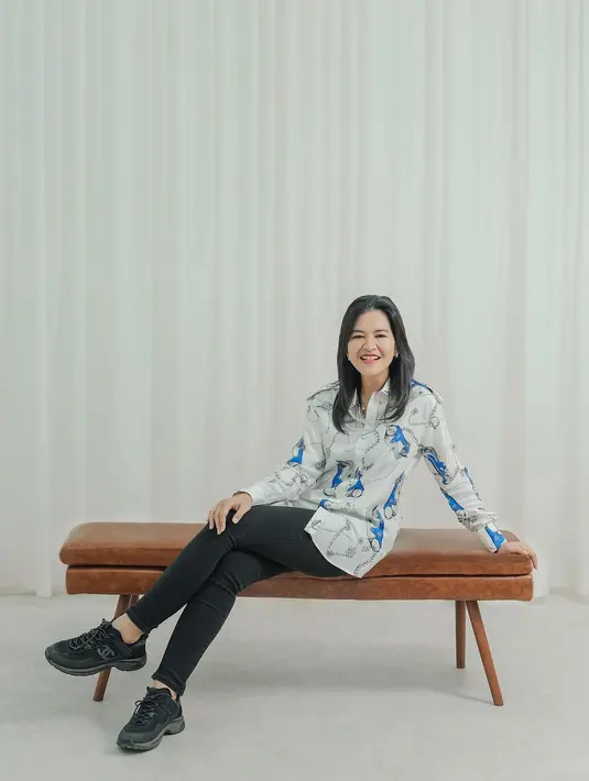 Ia mengenakan Burberry Knight Slik Shirt seharga Rp25jutaan dipadukan dengan skinny pants hitam. [@ayanggkahiyang]