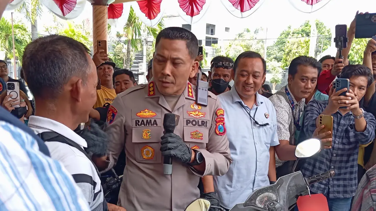 Kapolresta Banyuwangi, Kombespol Rama Samtama Putra saat Konferensi Pers kasus curanmor di Mapolresta Banyuwangi, Selasa 12 Agustus 2025.