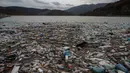 Ceceran botol plastik dan sampah lainnya, yang hanyut terbawa hujan, mengapung di sepanjang Waduk Badovc di dekat Pristina, Kosovo pada Rabu 4 Februari 2026. (Armend NIMANI/AFP)
