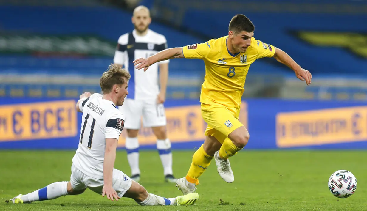 Pemain Ukraina Ruslan Malinovskyi (kanan) mengambil bola dari pemain Finlandia Rasmus Schüller pada pertandingan Grup D kualifikasi Piala Dunia 2022 di Stadion Olimpiyskiy, Kyiv, Ukraina, Minggu (28/3/2021). Pertandingan berakhir 1-1. (AP Photo/Efrem Lukatsky)