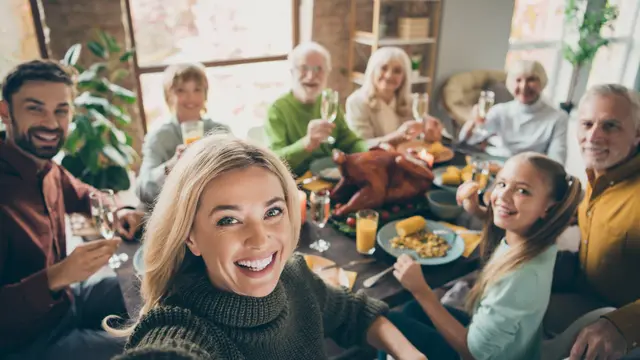 Membawa Keluarganya Lengkap dengan Seserahan ke Rumahmu