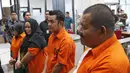 Tersangka dihadirkan saat rilis pengungkapan tindak pidana perdagangan orang di Bareskrim Polri, Jakarta, Jumat (14/2/2020). Polisi berhasil mengamankan 5 orang tersangka yaitu Nunung Nurhayati, Oom Komariah, H. Saleh, Devi Okta Renaldi, Almasod Abdul Azis. (Liputan6.com/Herman Zakharia)