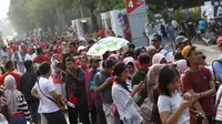 Calon penonton antre untuk mendapatkan tiket final bulu tangkis beregu putra di sekitar tiket boks di kawasan GBK, Jakarta, Rabu (22/8). Laga final bulu tangkis beregu putra mempertemukan Indonesia melawan China. (Liputan6.com/Helmi Fithriansyah)