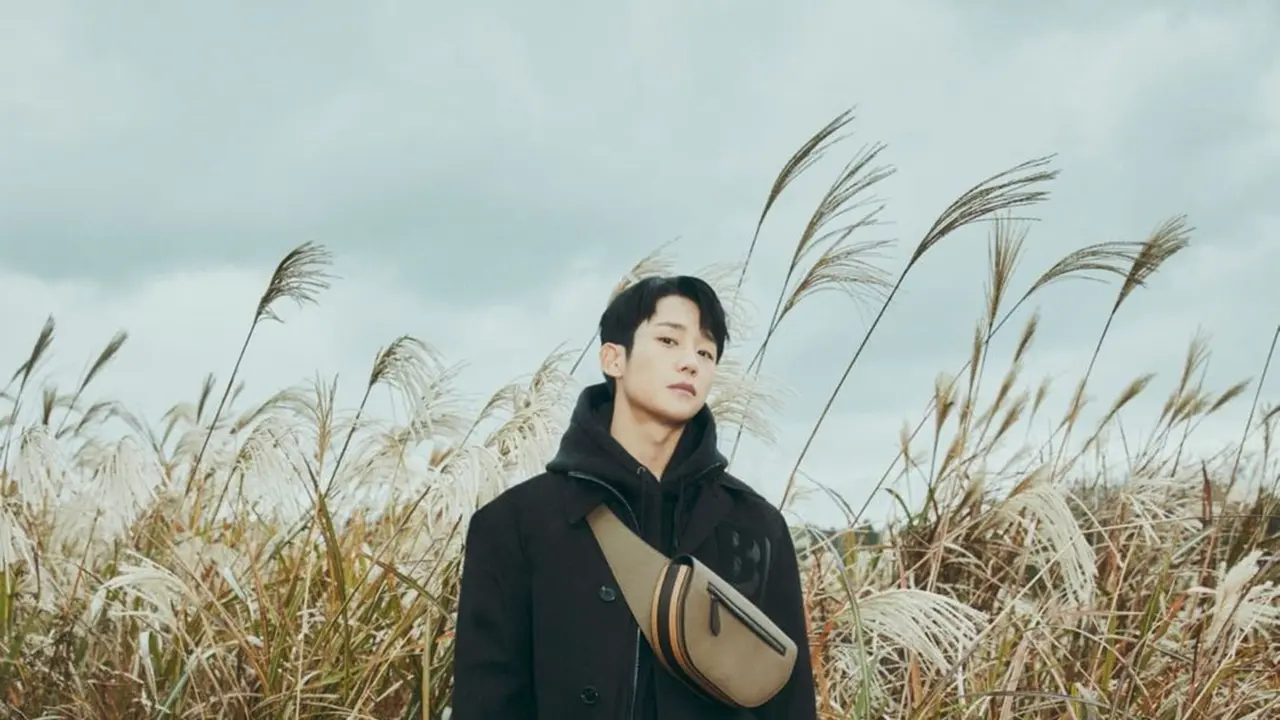 FOTO: Gaya Kasual Jung Hae In, Tetap Tampil Stylish dan Menawan