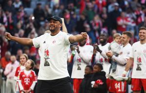 Pelatih Bayern Munchen, Vincent Kompany merayakan kepastian timnya mengunci titel juara Bundesliga. (Karl-Josef HILDENBRAND / AFP)
