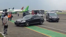 Sejumlah mobil terlihat standby menjelang kedatangan Raja salma di Bandara Halim Perdanakusuma, Jakarta, Rabu (1/3). (Liputan6.com/Fery Pradolo)