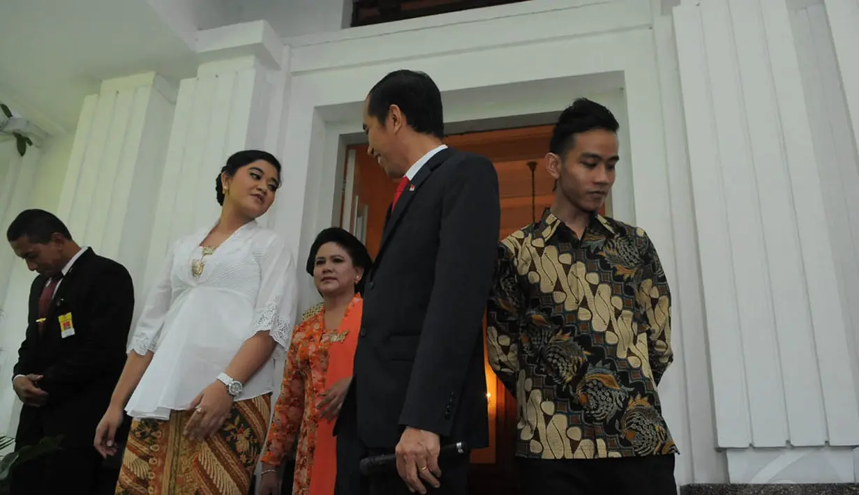 Presiden Terpilih Jokowi yang saat itu sedang menjawab pertanyaan awak media, kemudian memanggil istri dan ketiga anaknya untuk ikut tampil bersama menemui wartawan, Jakarta, (20/10/14). (Liputan6.com/Herman Zakharia) 