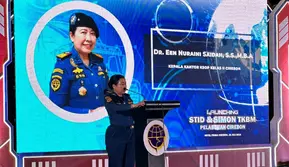 Kepala KSOP Kelas 2 Cirebon Een Nuraini Saidah memberi sambutan ditengah persiapan launching STID dan SIMON TKBM di Cirebon. (Ist)