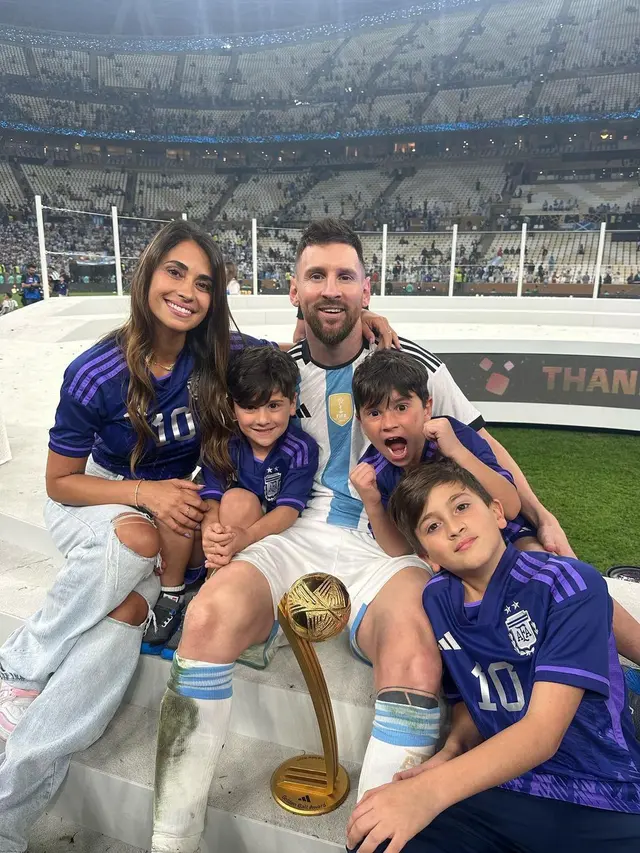 Gaya Antonella Pakai Ripped Jeans saat Perayaan Argentina Juara Piala Dunia 2022, Bikin Gemas Dipotret Lionel Messi