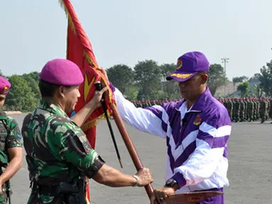 Citizen6, Surabaya: Komandan Pasmar-1 Brigadir Jenderal TNI (Mar) Tommy Basari Natanegara meresmikan dan melepas Kontingen Marwiltim pada upacara resmi Pelepasan atlet yang akan berlaga dalam event Porwiltim 2012, Senin (4/6). (Pengirim: Budi Abdillah)