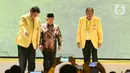 Ketua Umum DPP Golkar terpilih Airlangga Hartarto (kiri), Wakil Presiden Ma'ruf Amin (tengah) dan Ketua Penyelenggara Munas Golkar Melchias Markus Mekeng saat penutupan Munas X Partai Golkar di Jakarta, Kamis (5/12/2019). (Liputan6.com/Johan Tallo)
