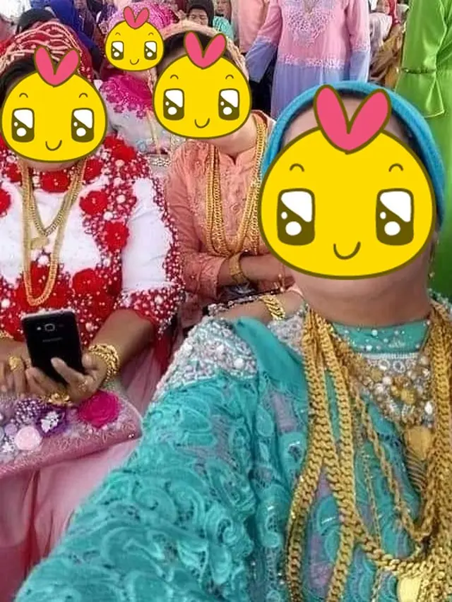 10 Momen Emak-Emak Pamer Perhiasan Ini Bikin Tepuk Jidat