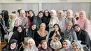 Irish Bella juga hadir mengenakan jaket dengan motif bunga, dipadukan dengan kerudung warna beige dan rok plisketnya. [@tya_ariestya]