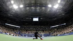 Petenis AS, Frances Tiafoe saat mengembalikan bola pukulan Petenis Swiss, Roger Federer saat bertanding pada turnamen tenis AS Terbuka 2017 di New York (29/8).  Frances Tiafoe merupakan petenis junior terbaik AS berumur 19 tahun. (AP Photo/Julio Cortez)