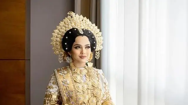 Potret Putri Isnari saat Akad Nikah Dibalut Busana Adat Bugis. [@elfiorphoto]