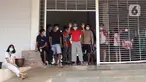 Pasien positif  Orang Tanpa Gejala (OTG) di Rumah Lawan Covid-19 Tangerang Selatan, Jumat (1/1/2021). Sebanyak 113 Pasien OTG  dirawat di rumah melawan Covid-19 di kawasan Tangsel dan enam pasien dinyatakan sembuh dan dipulangkan. (merdeka.com/ Arie Basuki)