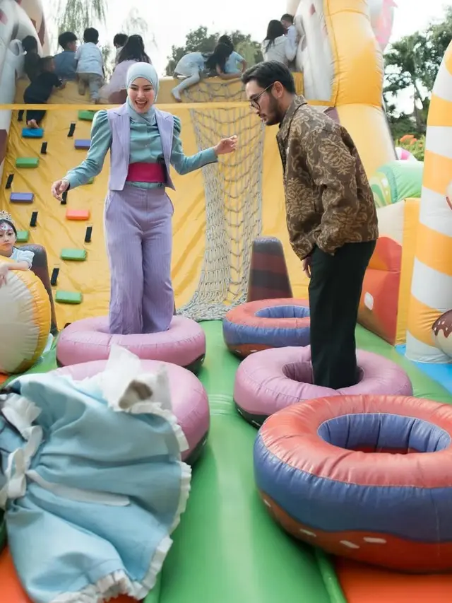 Syahnaz Sadiqah dengan Busana Colorfull saat Rayakan Ulang Tahun Anak Kembarnya. [@syahnazs]