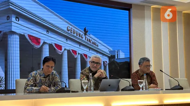 Direktur Jenderal Asia dan Pasifik Kemlu RI Abdul Kadir Jailani (tengah) dalam pernyataan pers, Jumat (20/9/2024). (Liputan6.com/Benedikta Miranti)