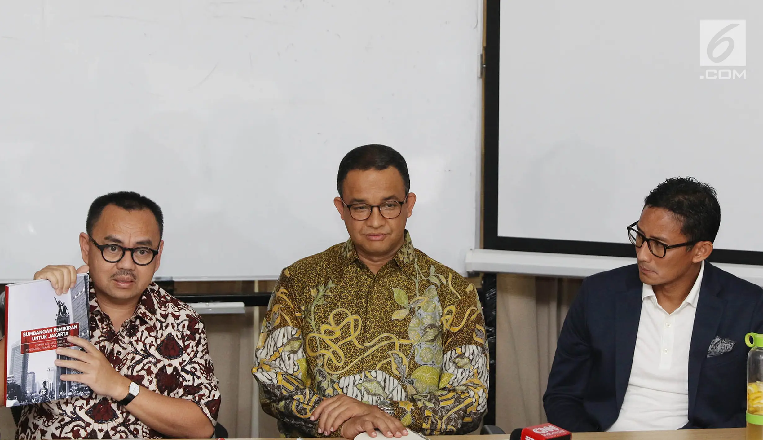 PHOTO: Anies-Sandi Terima Laporan Hasil Kerja Tim Sinkronisasi - Foto ...