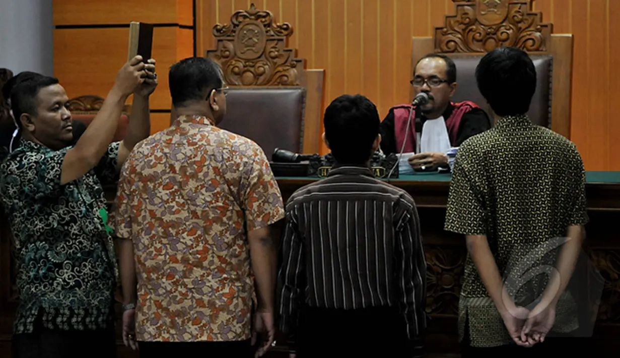 Tiga saksi fakta dalam sidang lanjutan praperadilan Komjen Budi Gunawan (BG) terhadap KPK diambil sumpah sebelum sidang  di pengadilan Negeri Jakarta Selatan, Jumat, (13/02/2015). (Liputan6.com/Johan Tallo)