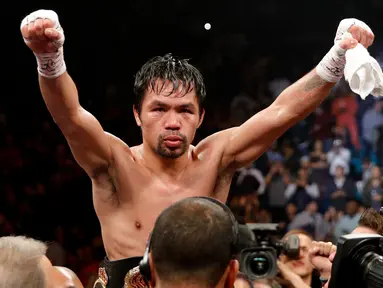 Petinju asal Filipina, Manny Pacquiao merayakan kemenangannya melawan Adrien Broner dalam pertandingan tinju kelas welter WBA di Las Vegas (19/1). Pacquiao  menang lewat kemenangan angka mutlak, 117-111, 116-112, dan 116-112. (AP Photo/John Locher)