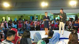 CEO Malesbanget.Com, Christian Sugiono saat menjadi pembicara di EGTC 2017 di Universitas Airlangga, Surabaya, Kamis (14/9). Para pembicara tersebut juga berbagi pengalaman tertinggi dan pembelajaran praktek terbaik. (Liputan6.com/Helmi Afandi)