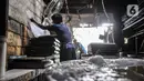 Pekerja menyelesaikan pembuatan tahu di industri rumahan kawasan Mampang, Jakarta, Minggu (30/8/2020). Menurunnya produksi disebabkan pelanggan, terutama pengusaha warung makan yang terpaksa tutup akibat diterapkannya PSBB sehingga berpengaruh pada omzet penjualan. (merdeka.com/Iqbal S. Nugroho)