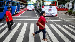 Massa yang tergabung dalam Rumah Berdaya Pengemudi Indonesia (RBPI) dan Asosiasi Sopir Logistic Indonesia (ASPLI) menggelar aksi menuntut pemerintah mengkaji kembali RUU nol kelebihan muatan dan dimensi atau zero Over Dimension Over Load (ODOL). (Liputan6.com/Herman Zakharia)