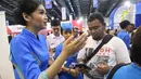 Petugas memberikan penjelasan kepada pengunjung acara KAI Travel Fair 2017 di Jakarta Convention Center, Jakarta Pusat, Sabtu (29/7 ). Pengunjung hanya dapat membeli maksimal empat tiket dalam satu kali antrean. (Liputan6.com/Angga Yuniar)