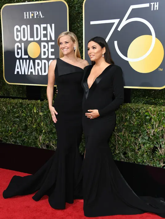 Terlihat cukup unik dengan kompak memakai busana serba hitam di Golden Globes 2018, ternyata ada maksud terselubung, yakni sebagai bentuk solidaritas dalam misi anti pelecehan seksual. (AFP/Valerie Macon)