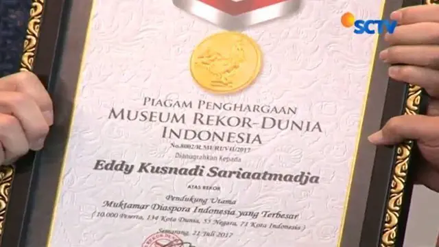 Penghargaan diaspora Indonesia diberikan oleh pendiri MURI Jaya Suprana kepada Chairman Emtek Eddy Sariaatmaja.